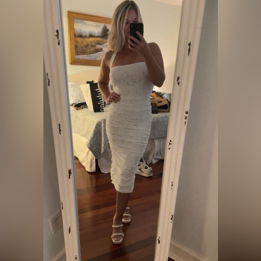 Beautiful fit 🌟White Mesh Floral Halter Midi Dress - Worn once for a few hours💐